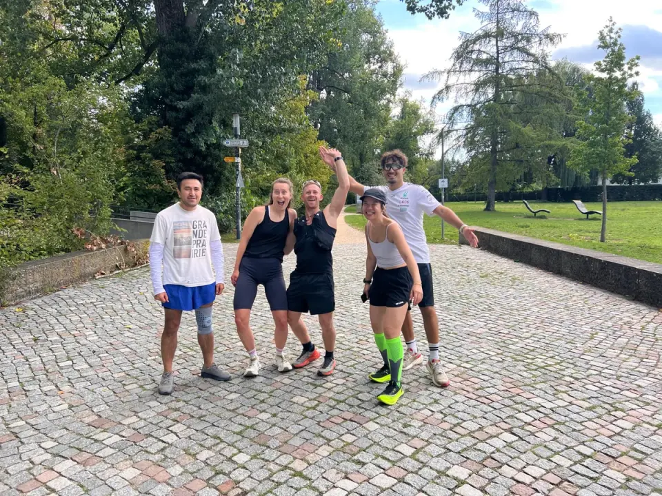 Kleine Laufgruppe im Park