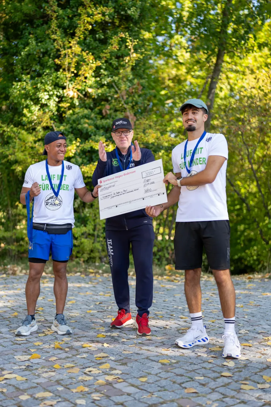 Scheckübergabe über 3.000 Euro
